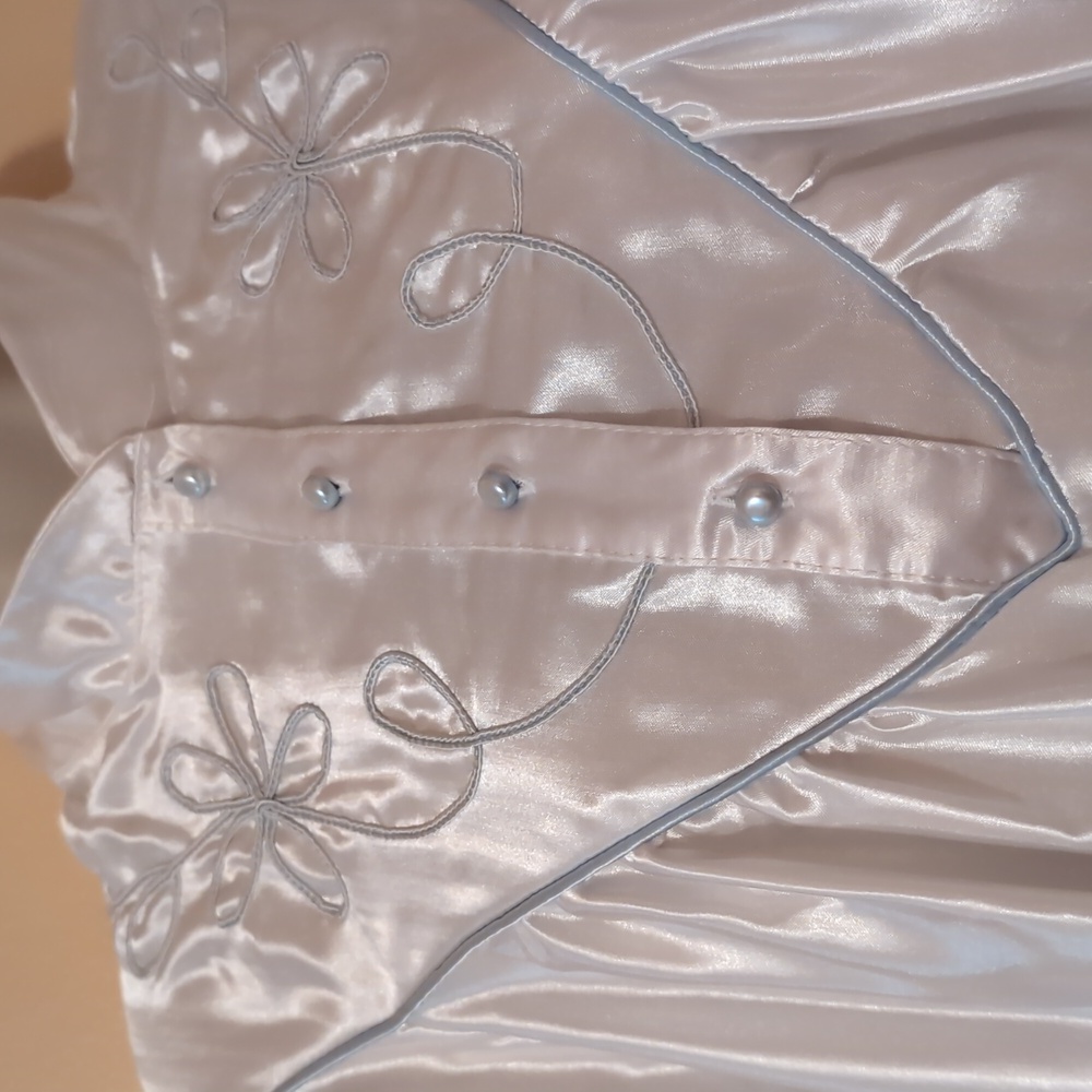 Elegant White Satin Nightgown - Picture 2 of 11